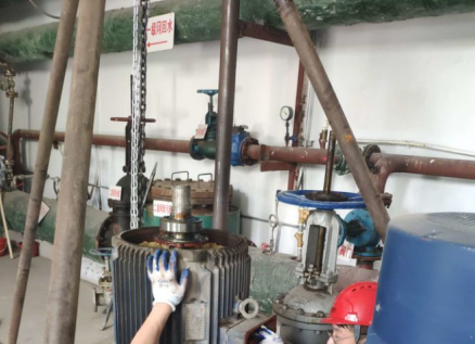 供热厂利用倒链拆卸循环泵的过程