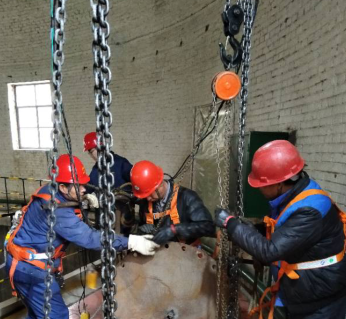 倒链和电动葫芦参与到电力公司提升泵底座检修工作中